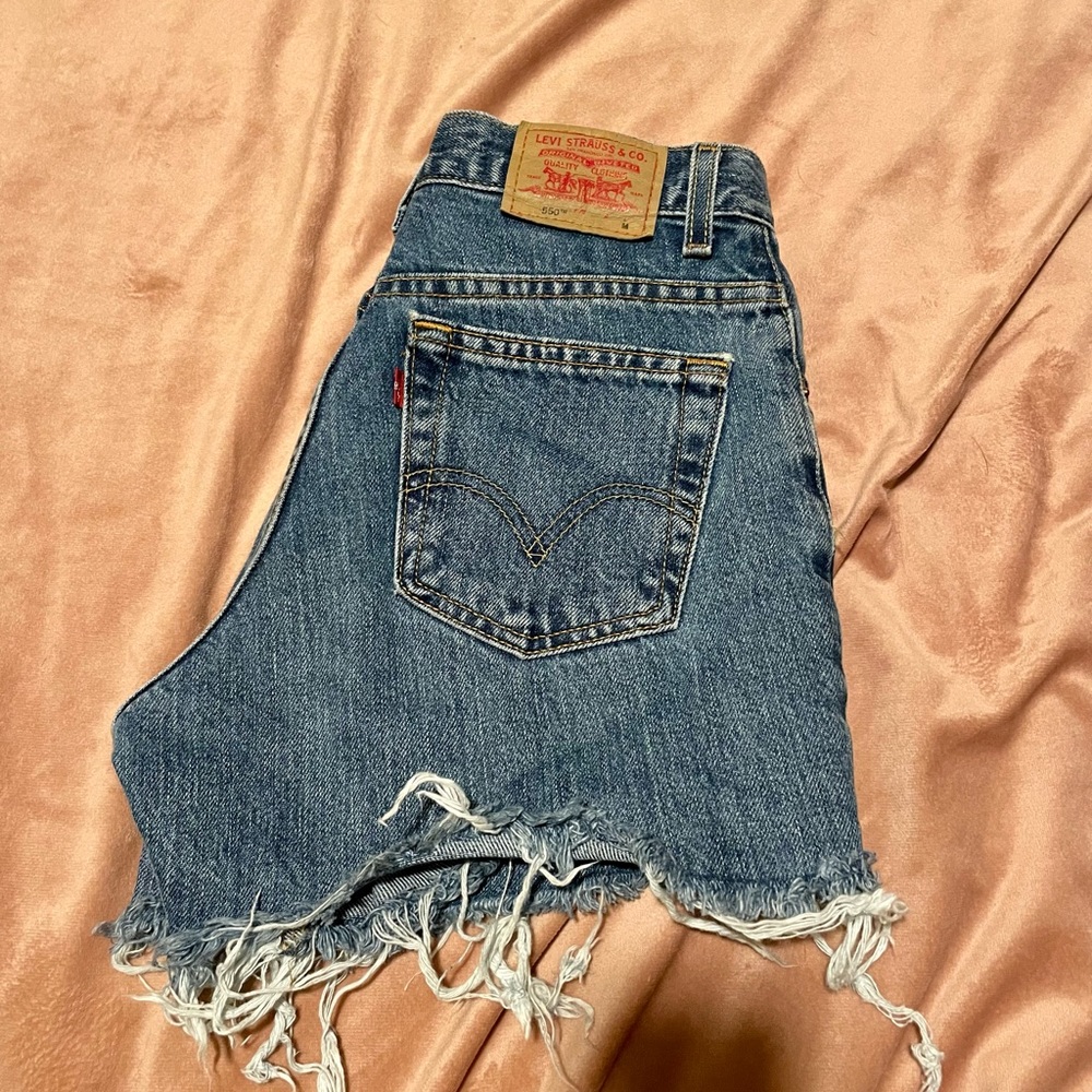 Classic Denim Levi 550 Jean shorts with raw hem